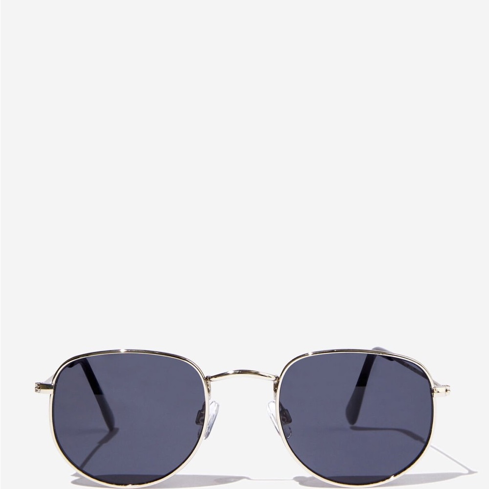 🔥🔥 Gold Frame Sunglasses with Black Lenses! 🔥🔥